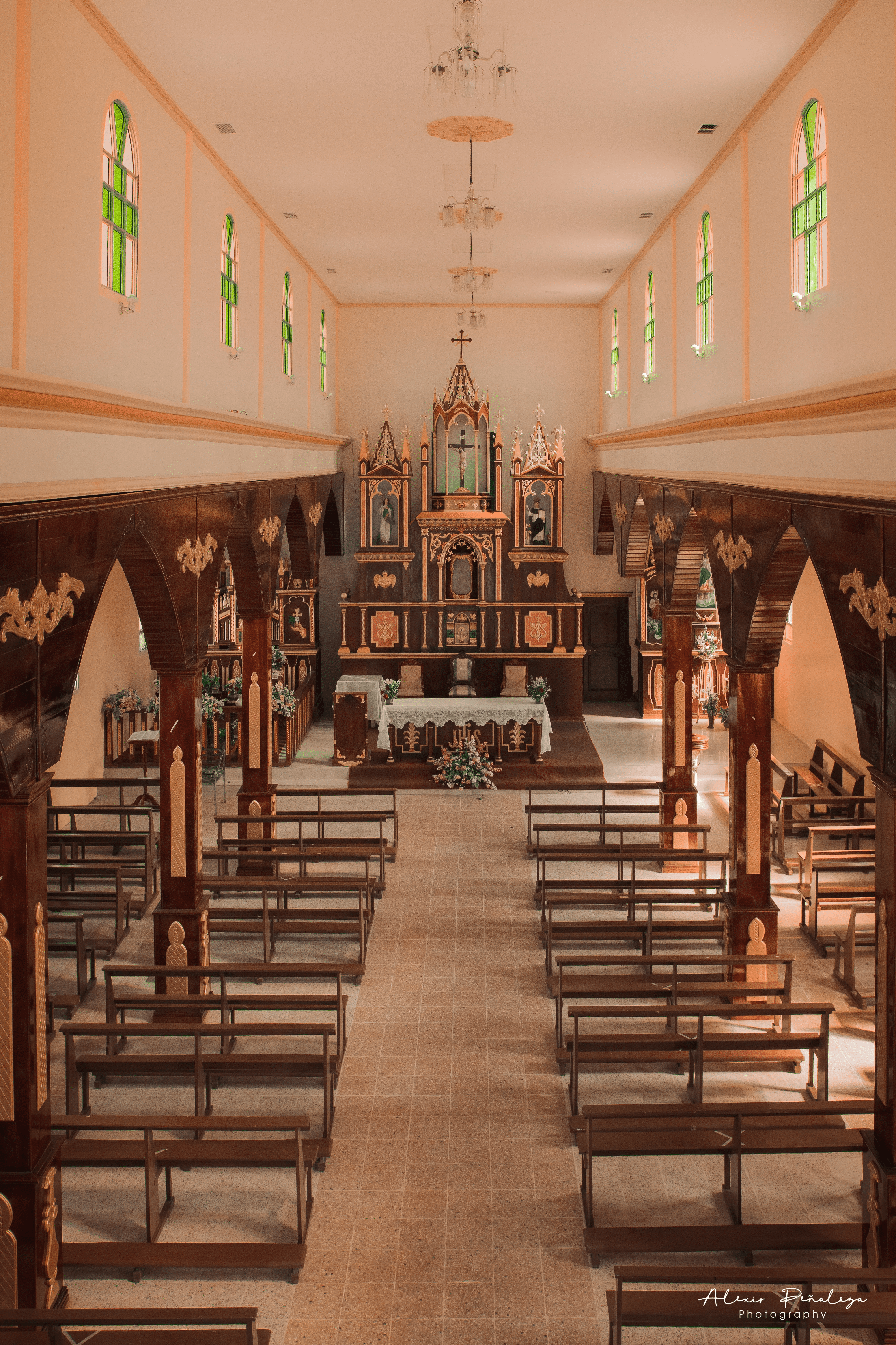Nave central y altar de madera de la iglesia de Muluncay Grande