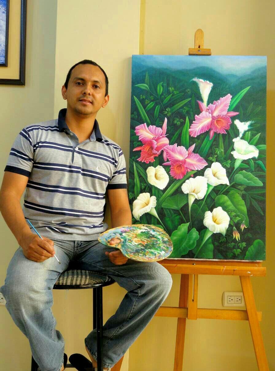 Jhony Aguilar Ramírez posando junto a su pintura de orquídeas y colibríes