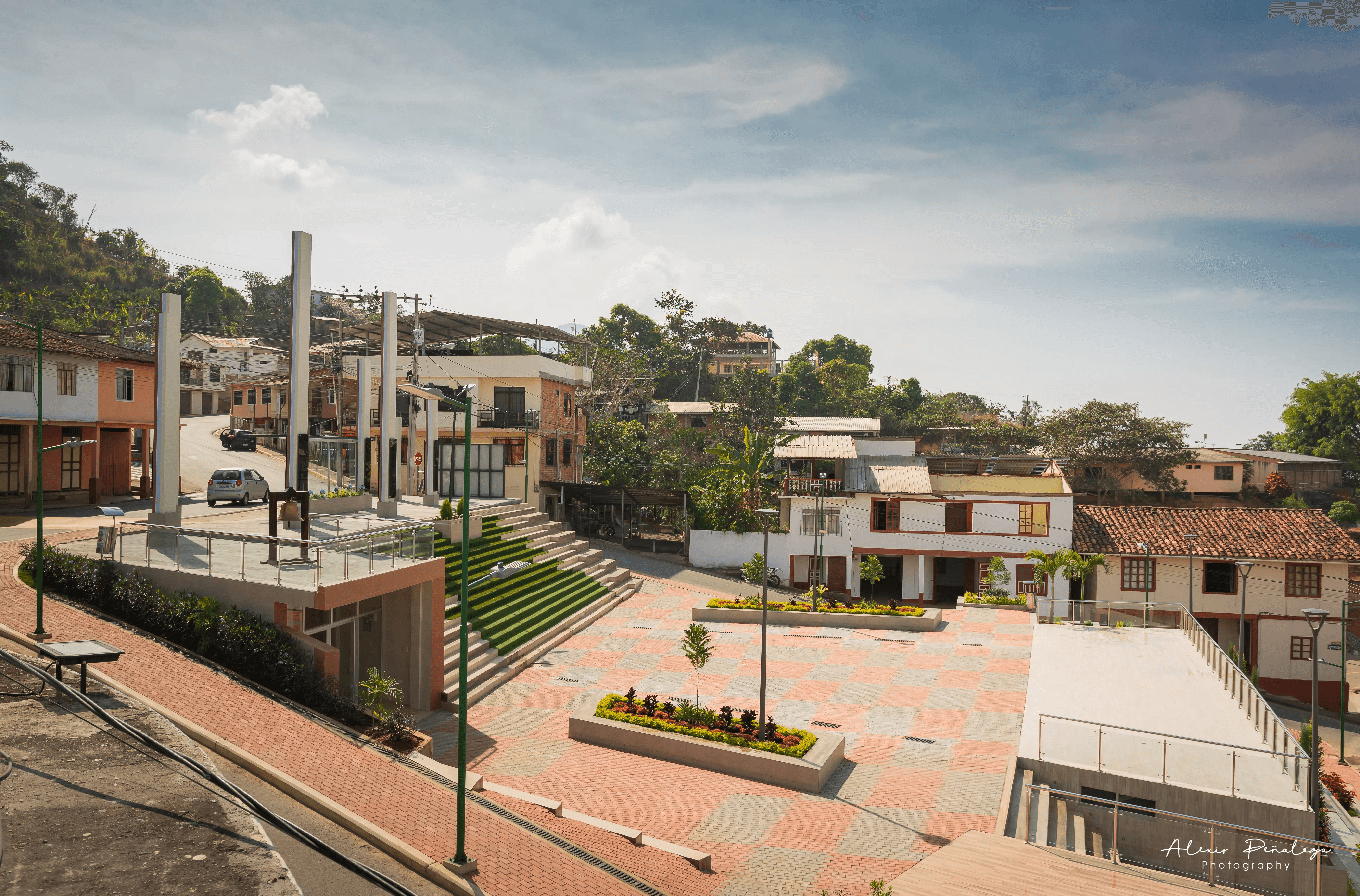 Perspectiva inferior de la plaza de ajedrez junto al imponente balcón con columnas del mirador