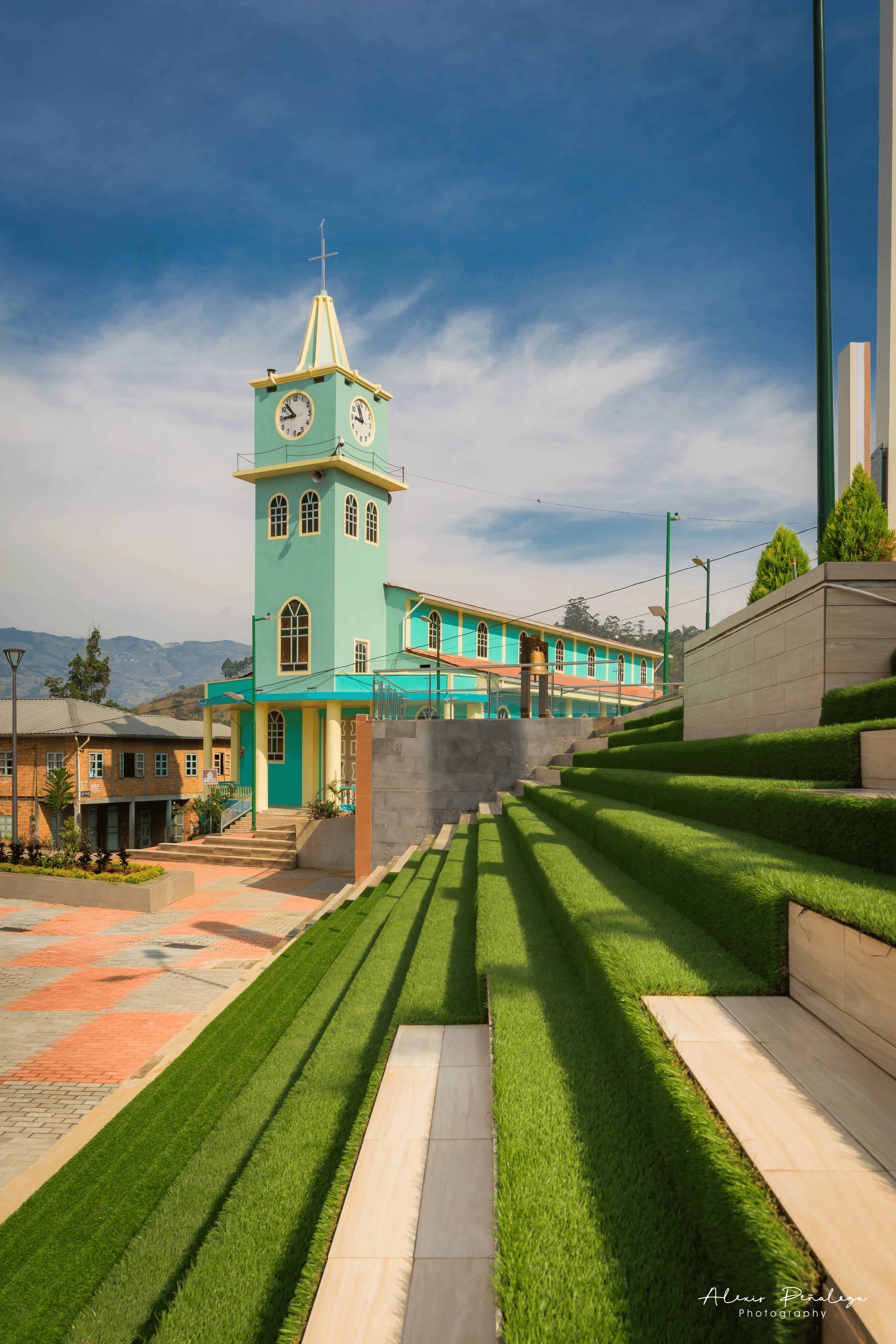 Anfiteatro y campanario dominando la plaza de Muluncay