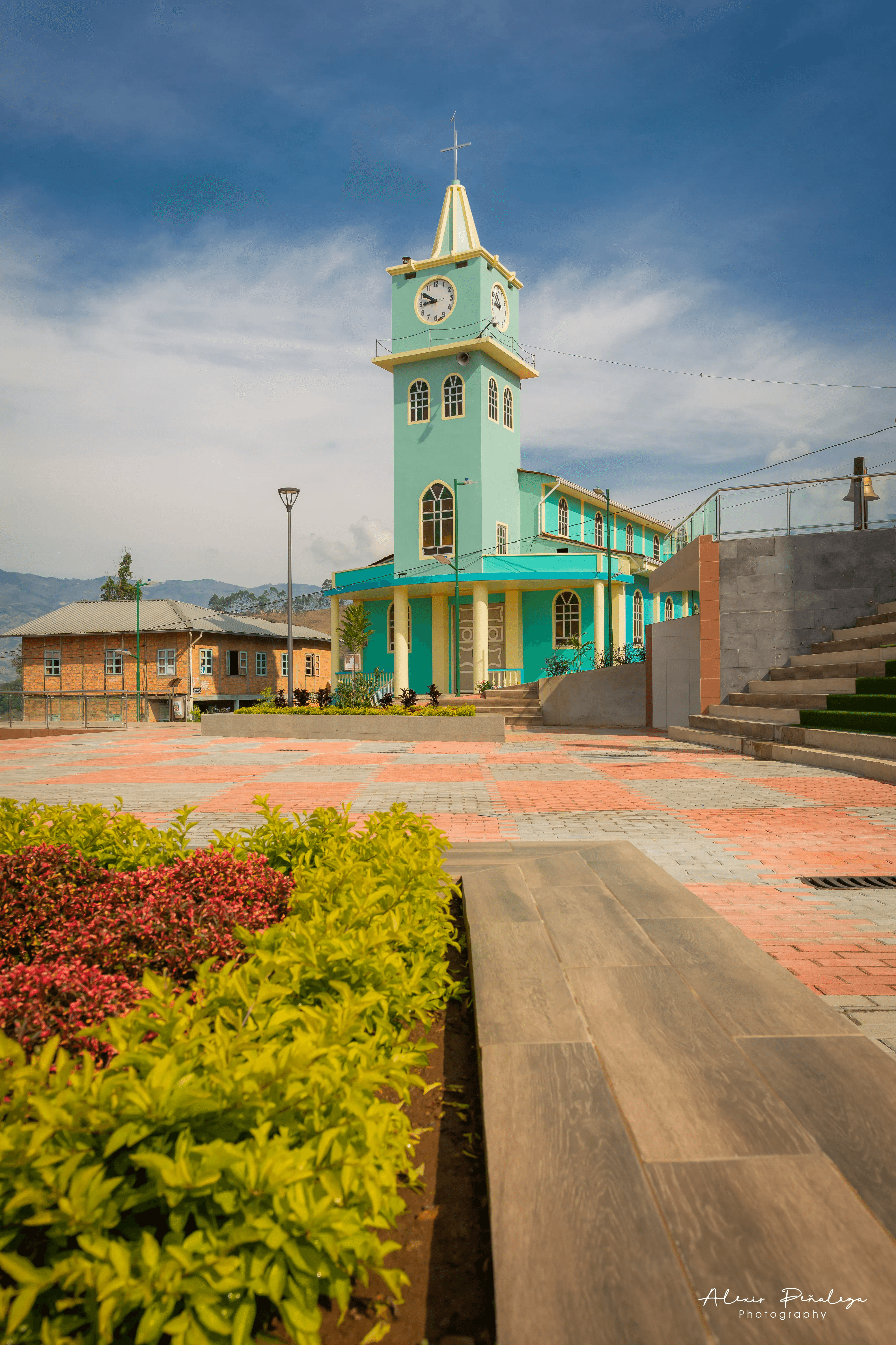 Iglesia principal vista desde las jardineras y escalinatas