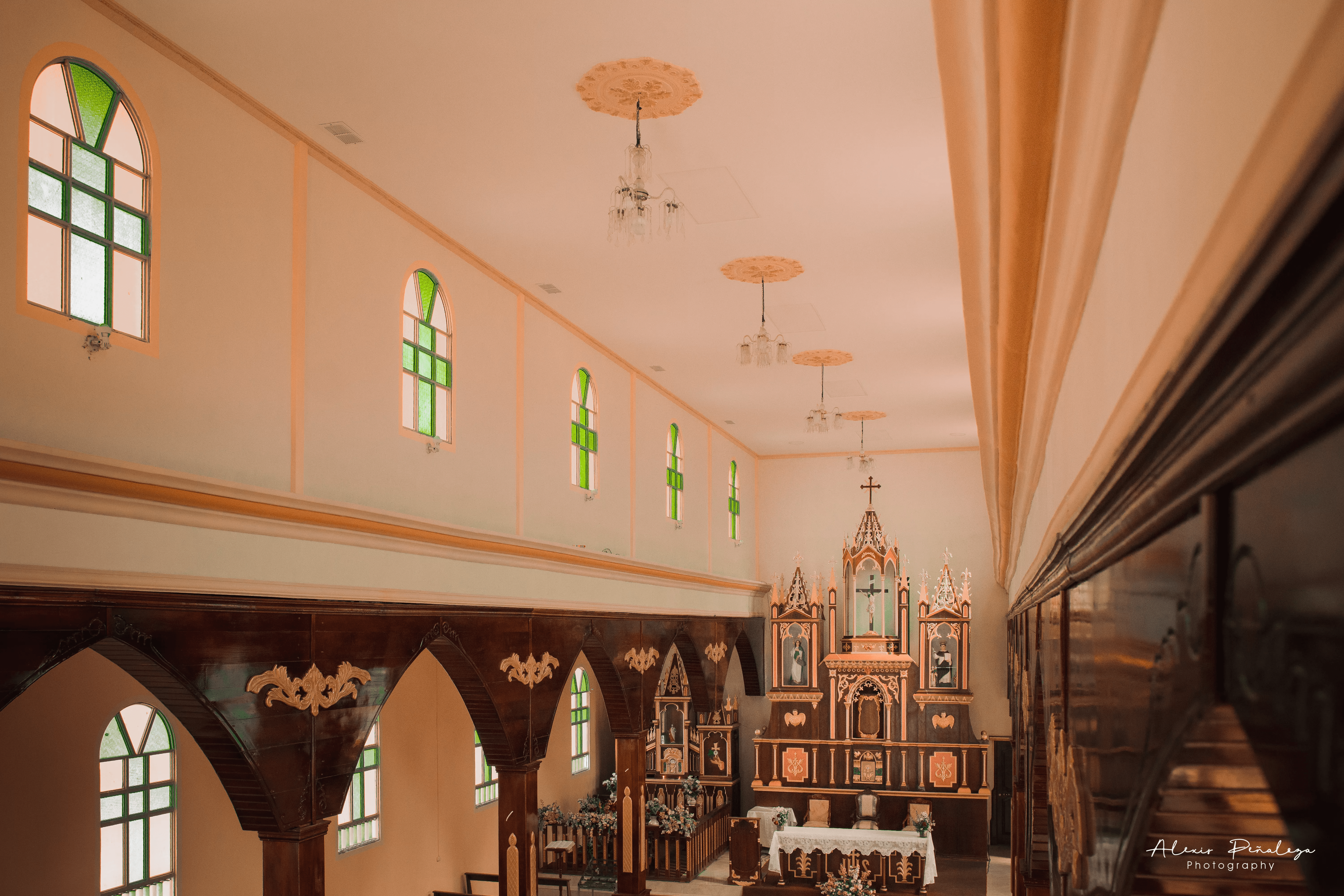 Vista panorámica elevada del interior de la iglesia, mostrando nave y techo