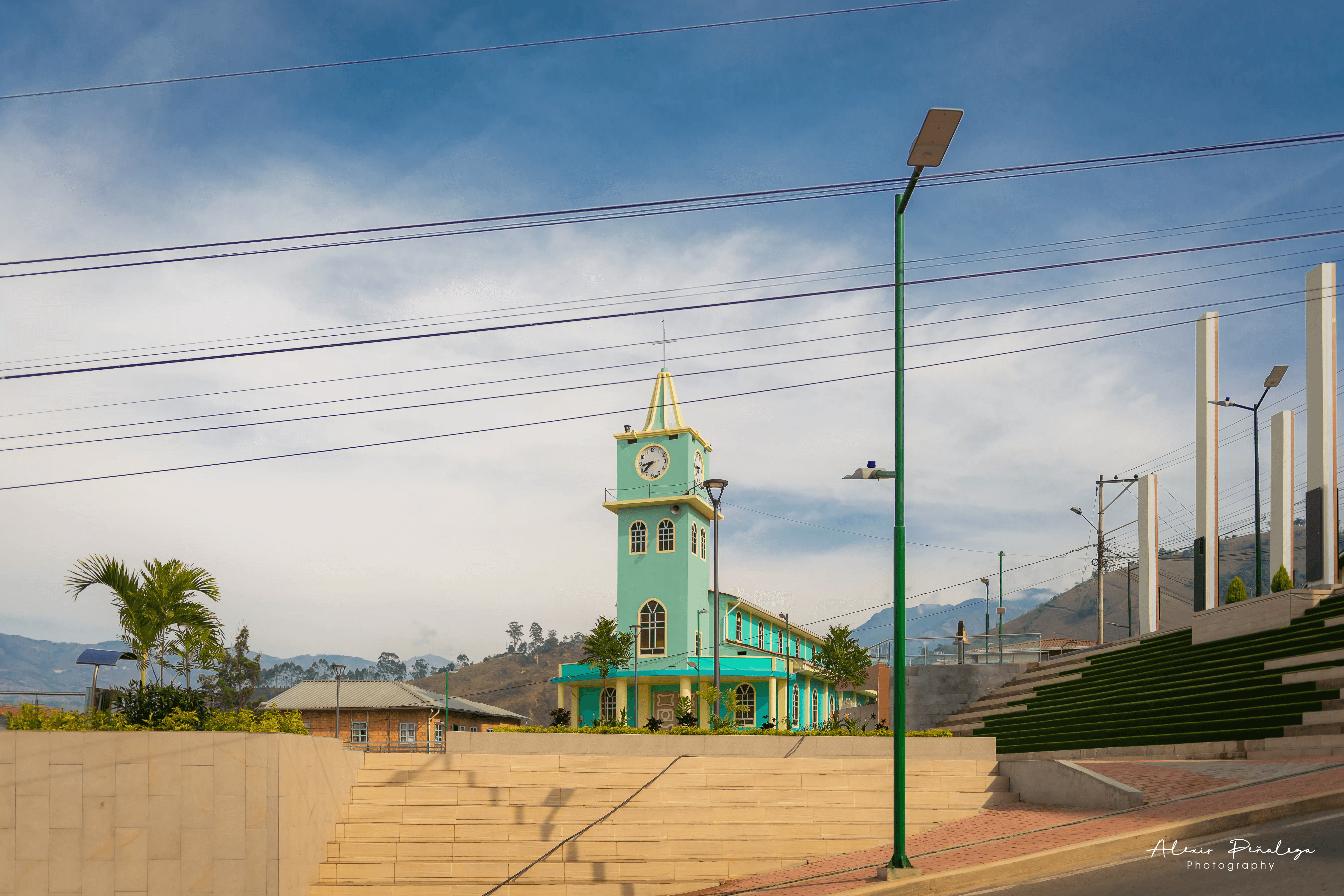 Anfiteatro y gradas de césped sintético en la plaza de Muluncay