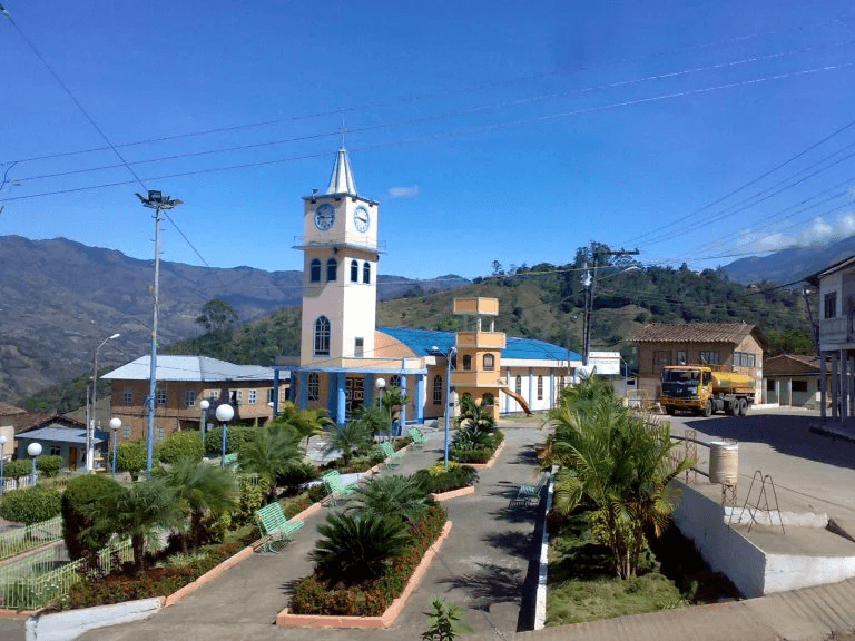 Iglesia y parque central de Muluncay Grande, vista actual
