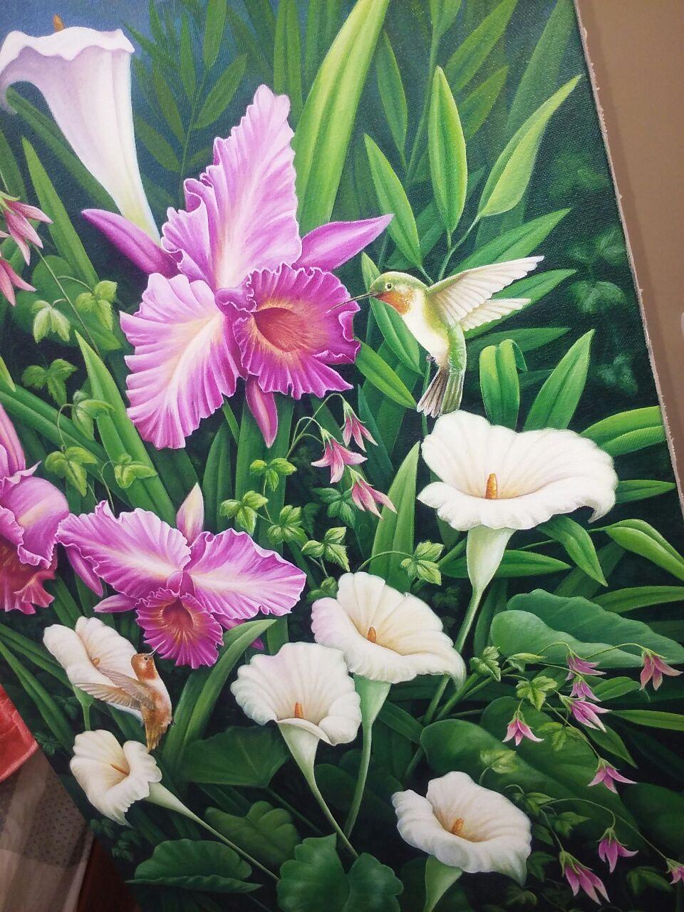 Pintura al óleo de orquídeas rosadas y colibríes entre vegetación tropical