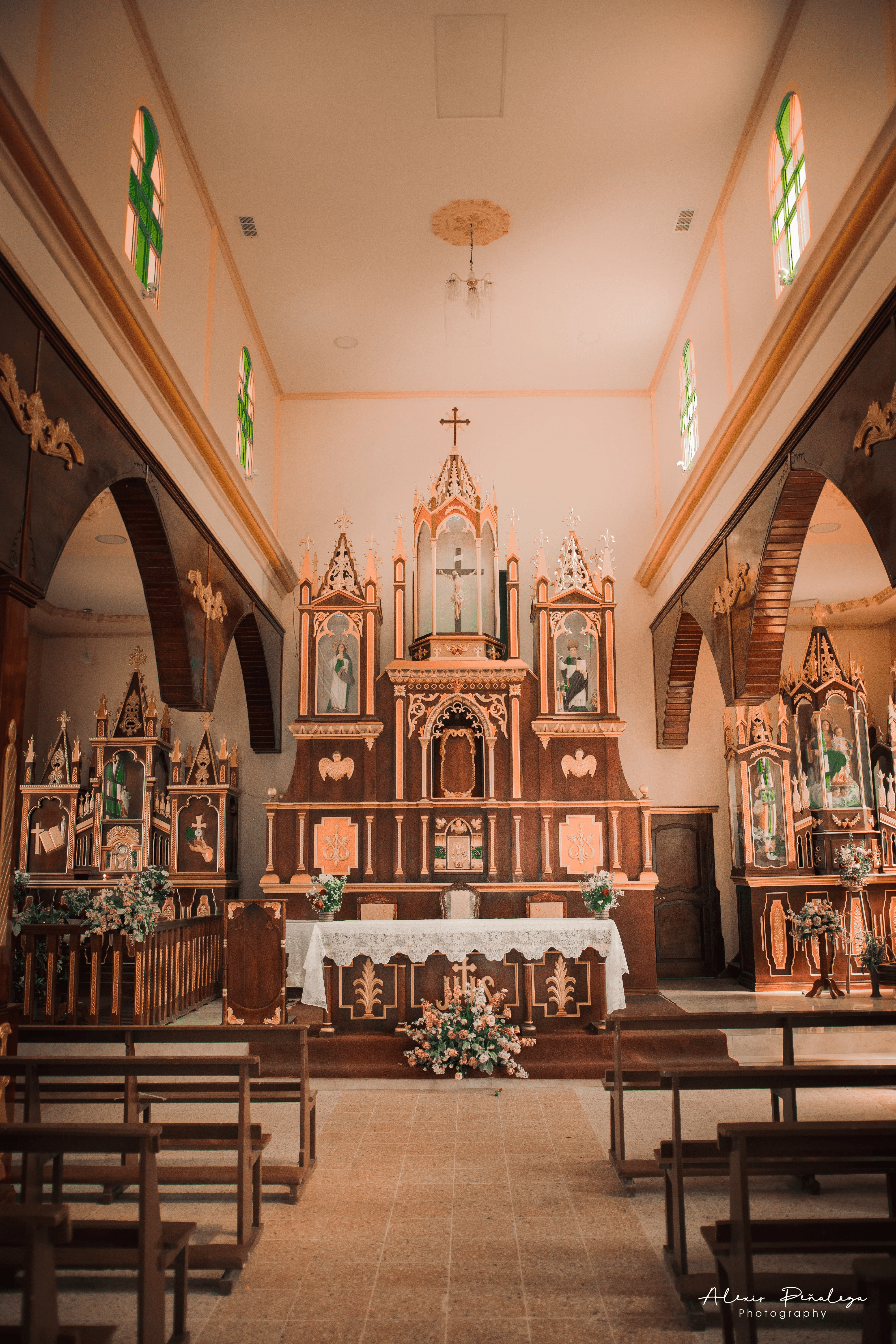 Vista frontal del altar mayor tallado en madera en la iglesia central