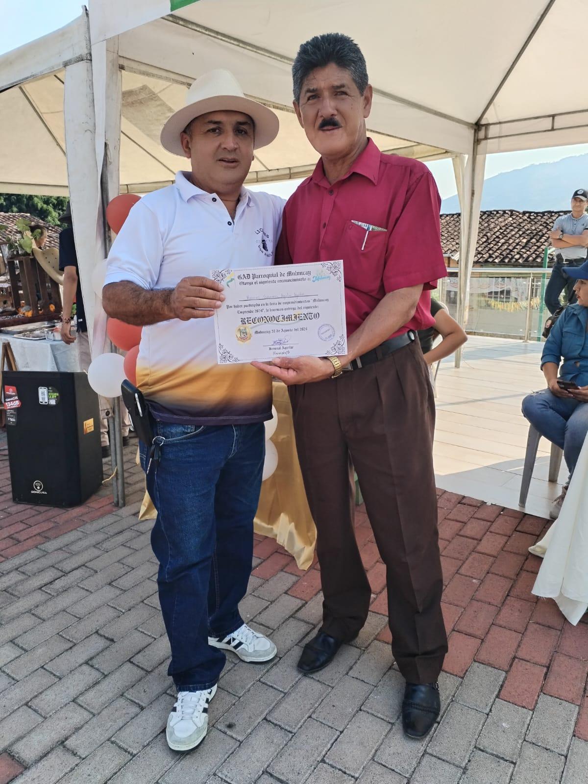 Entrega de reconocimiento del GAD Parroquial de Muluncay durante las festividades