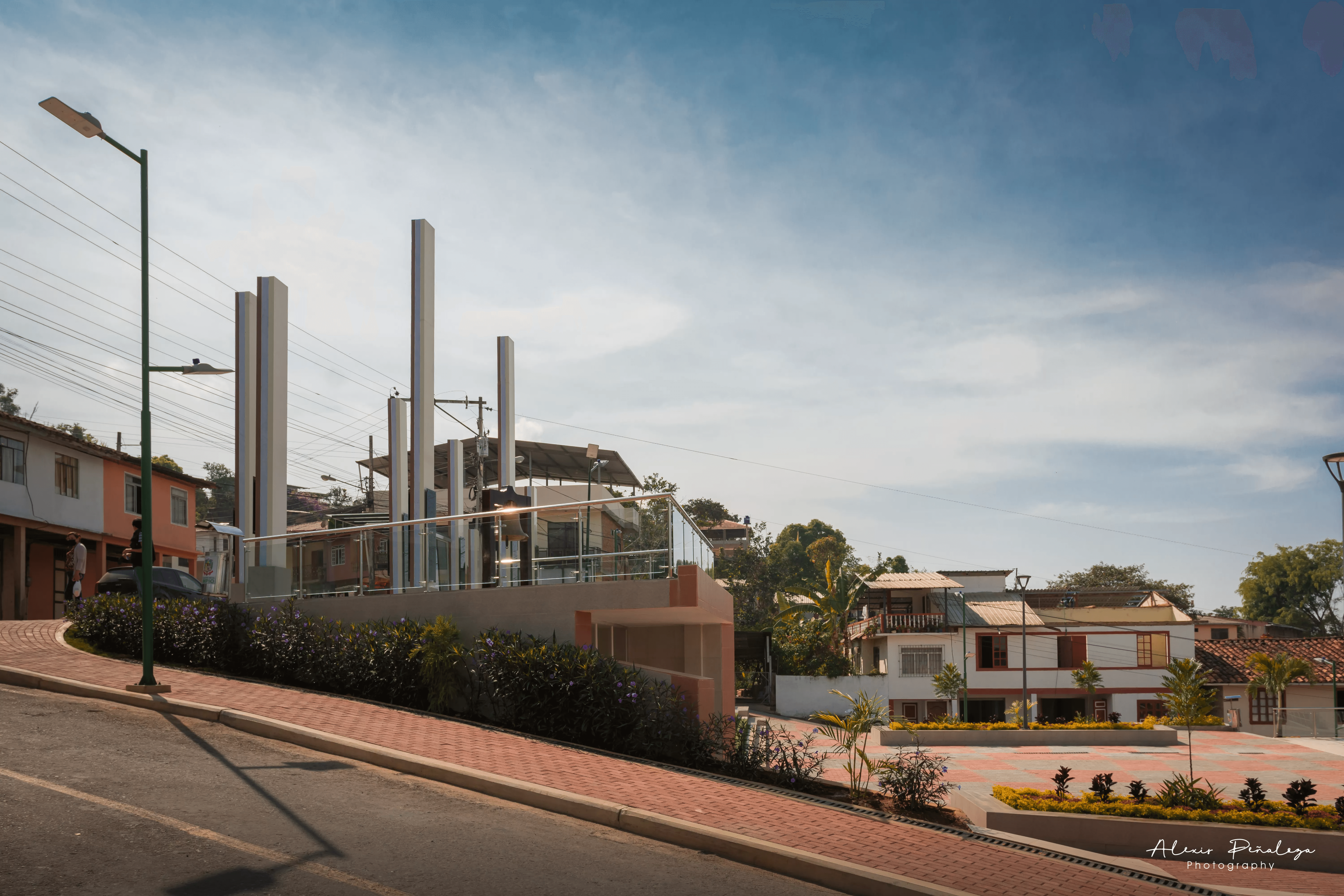 Mirador con modernas columnas altas junto a la limpieza de una calle adoquinada