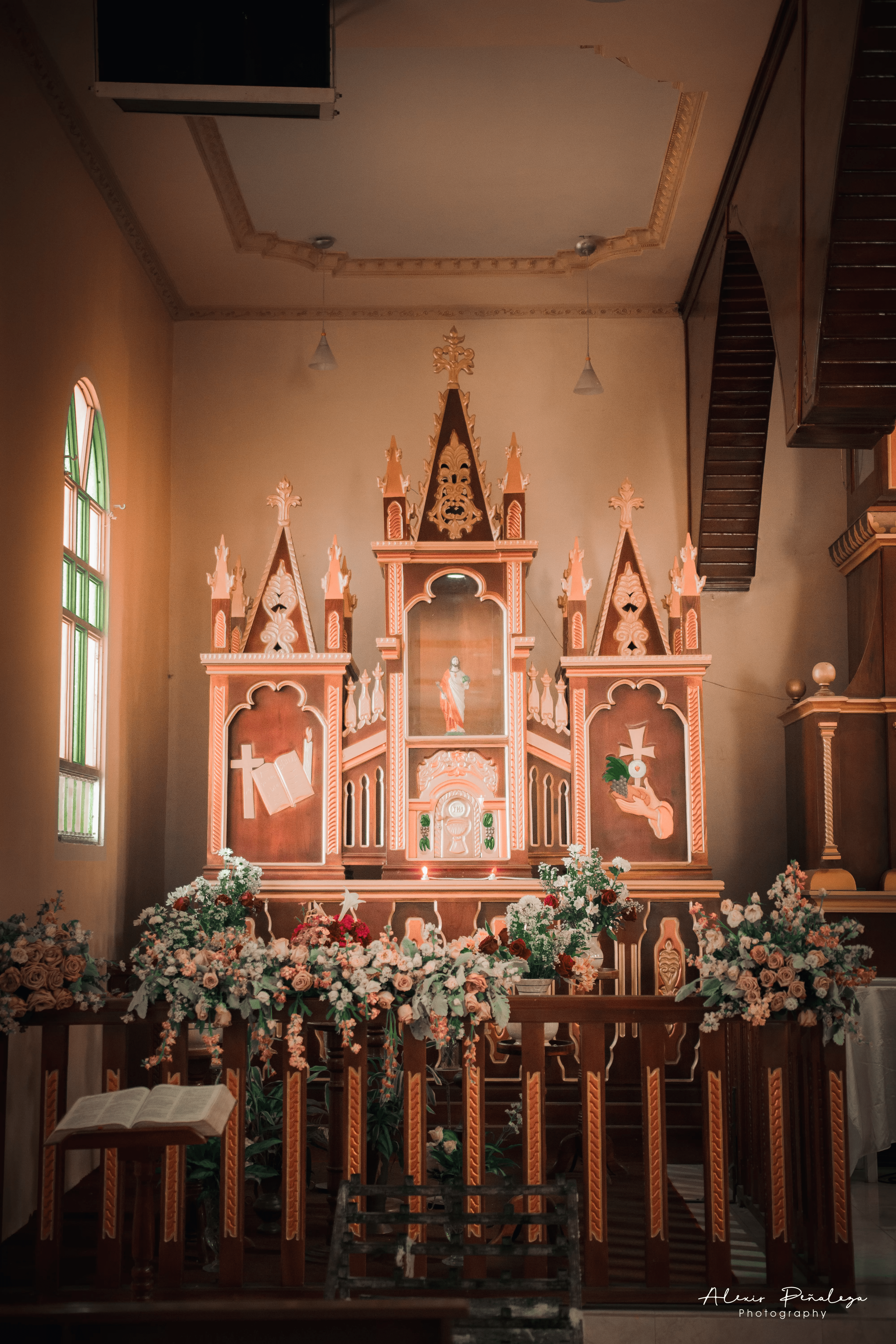 Altar menor de madera tallada con la imagen del Sagrado Corazón de Jesús